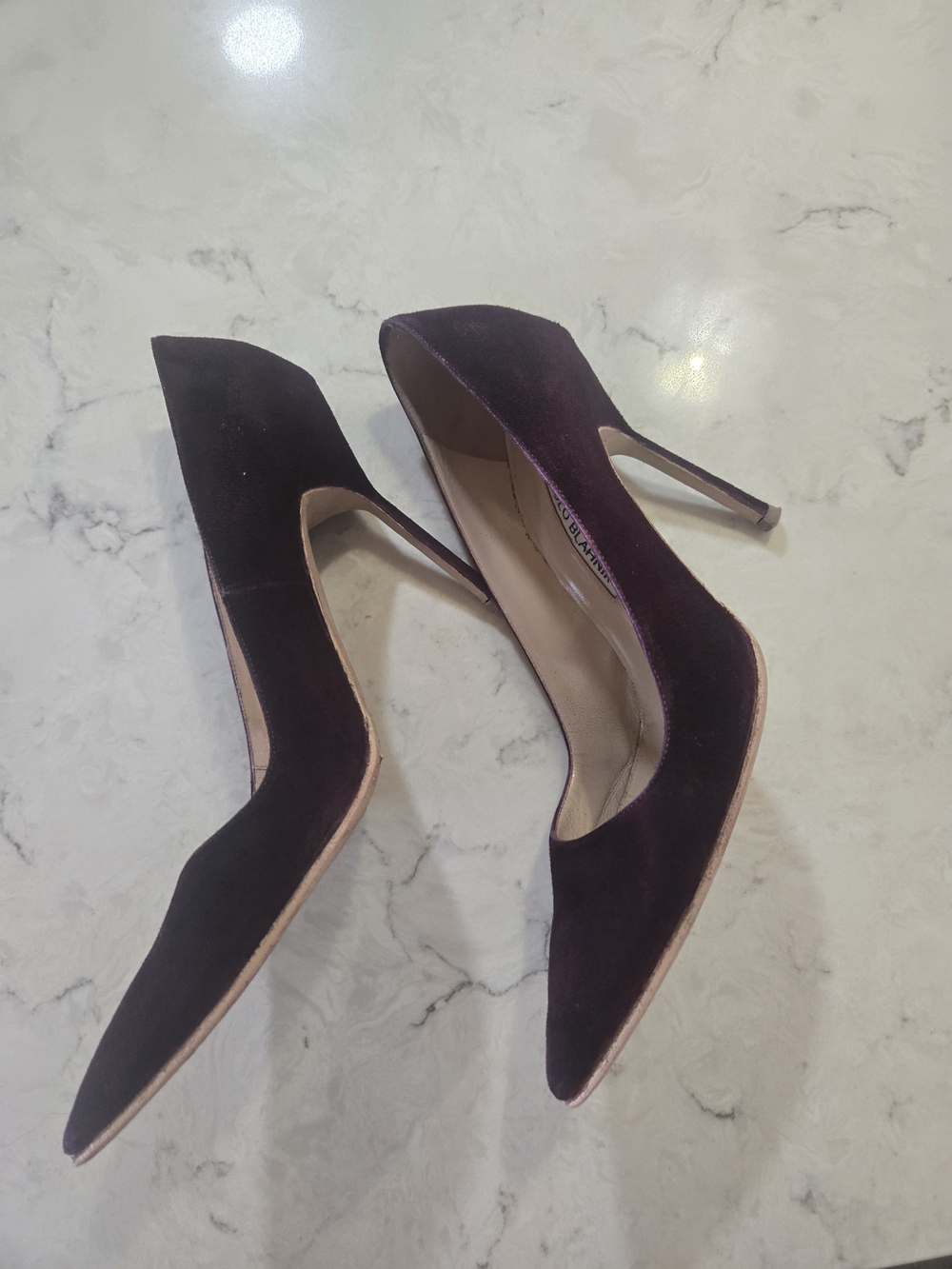 Manolo Blahnik Women's Pointed Suede Pumps in Plum 6.5 - Picture 4 of 14